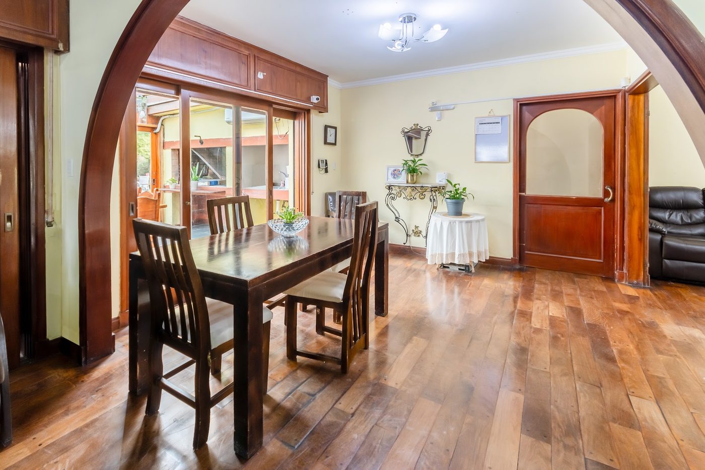 Comedor bajo los arcos