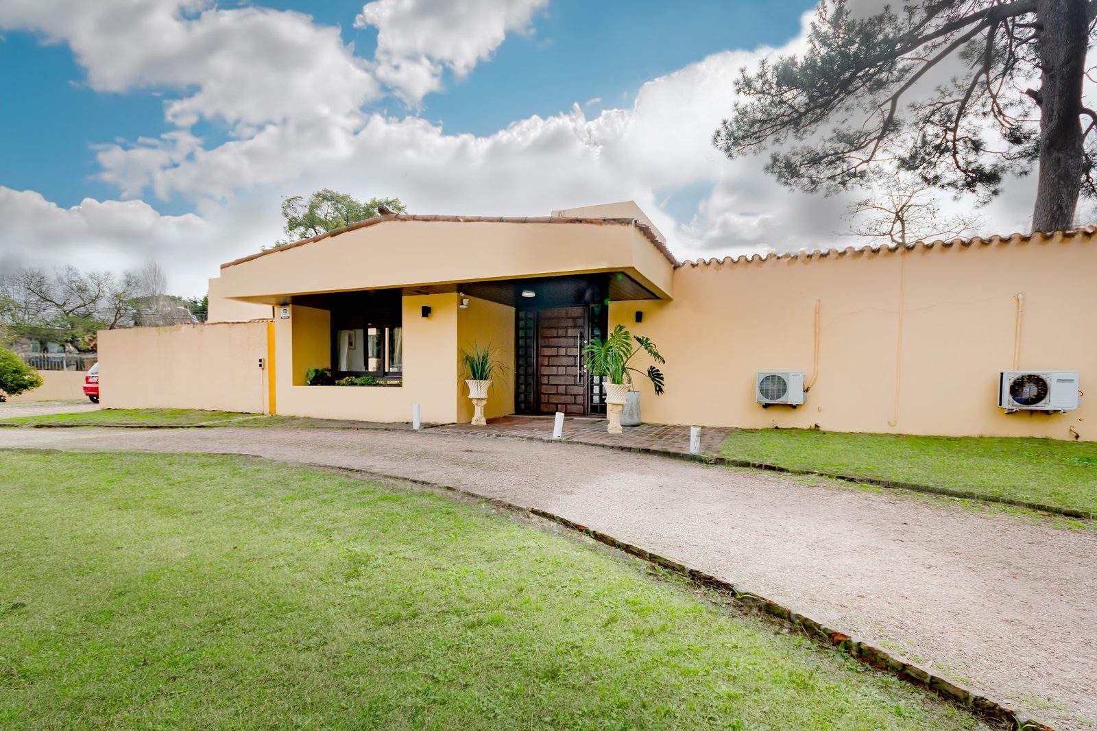 Fachada real de Mahatma Plenitud en Carrasco