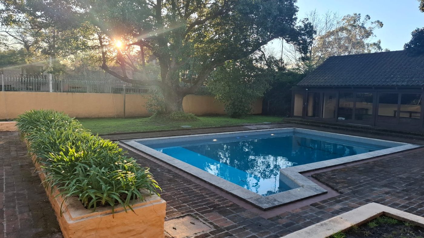 La piscina de Plenitud al atardecer