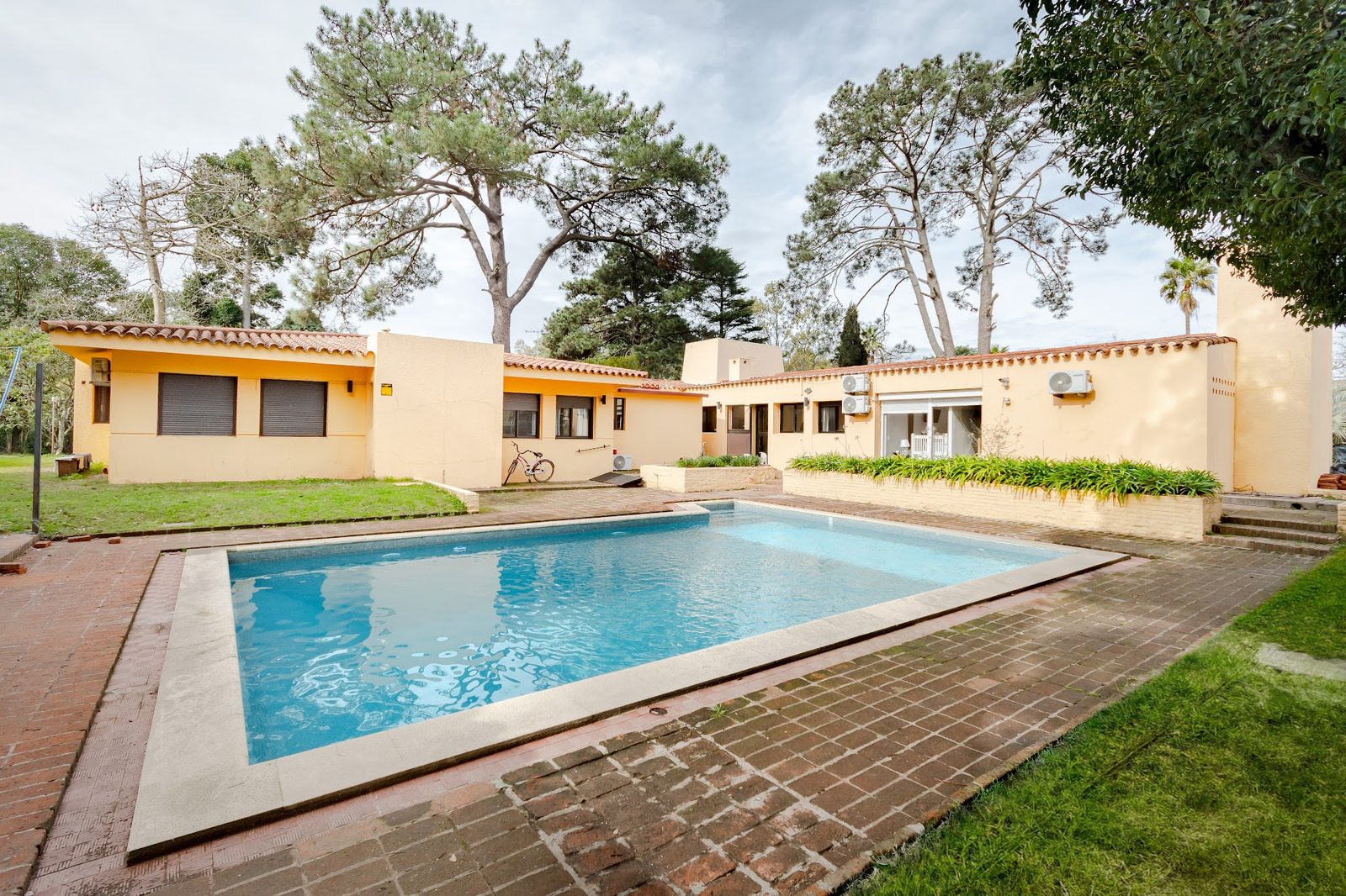 Jardín y pileta de Mahatma Plenitud